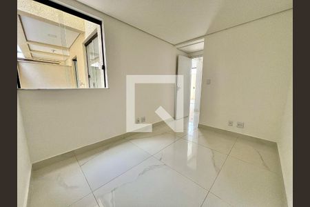 Quarto 2 de apartamento para alugar com 2 quartos, 55m² em São João Batista, Belo Horizonte
