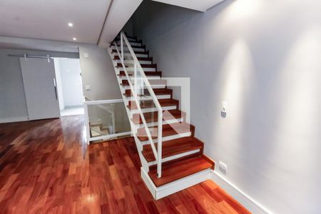 Escada acesso Suítes de casa de condomínio para alugar com 3 quartos, 180m² em Vila Andrade, São Paulo