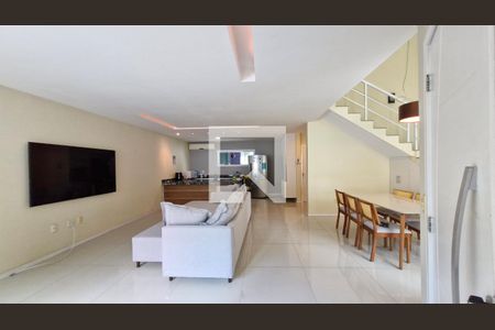 Sala de casa de condomínio à venda com 2 quartos, 140m² em Vargem Pequena, Rio de Janeiro